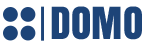 Das Logo besteht aus drei vertikal angeordneten blauen Kreisen, gefolgt vom Wort „DOMO“ in Blau.